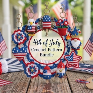 Puede incluir: Un expositor circular de ganchillo con motivos patrióticos en rojo, blanco y azul, incluyendo un águila, un gnomo, estrellas y polos. El texto central dice 4th of July Crochet Pattern Bundle, con una etiqueta de 10 EXCLUSIVE PATTERNS.