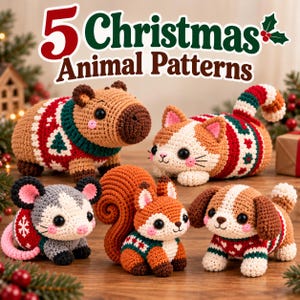 Op de afbeelding: Vijf gehaakte dierenfiguren, waaronder een capibara, kat, muis, eekhoorn en hond, elk met een rood, wit en groen kersttruitje met patroon. De tekst 5 Christmas Animal Patterns staat boven de figuren afgebeeld.