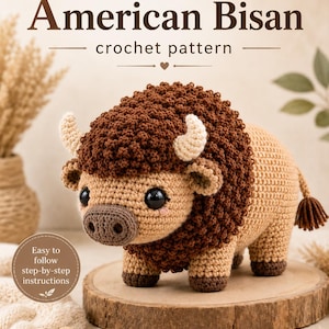 Puede incluir: Un patrón de ganchillo titulado American Bisan que muestra un bisonte tejido con melena texturizada de color marrón oscuro, cuerpo beige, cuernos blancos pequeños y ojos negros. El texto dice American Bisan crochet pattern y Easy to follow step-by-step instructions.