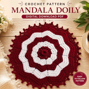 Op de afbeelding: Een rond gehaakt mandala-kleedje met afwisselende concentrische ringen van donkerrood en wit garen. Het patroon bevat een textuurrijk midden, een geschulpte rand met kleine lusjes en de tekst CROCHET PATTERN MANDALA DOILY DIGITAL DOWNLOAD PDF.