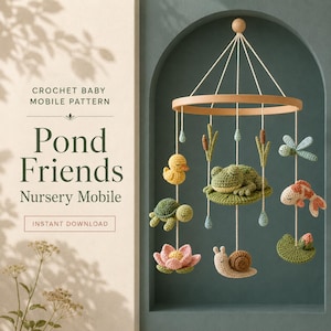 Peut inclure: Un modèle de mobile pour bébé au crochet intitulé Pond Friends Nursery Mobile avec un anneau en bois et des figurines en laine suspendues : canard jaune, tortue verte, lotus rose, grenouille sur nénuphar, escargot, poisson koï et libellule.