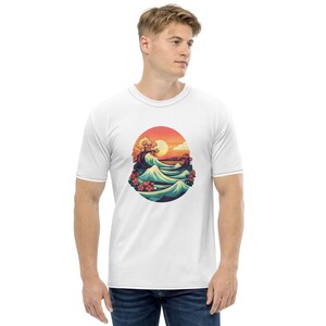 Può includere: Una t-shirt bianca a maniche corte con una grafica circolare sul petto. Il design raffigura onde oceaniche stilizzate nei toni del blu e del verde acqua, accentuate da fiori rossi, un sole dorato e un albero su un caldo cielo al tramonto.