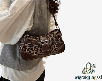 Bolso de hombro con estampado de leopardo, hebilla de cuero marrón, estilo baguette Y2K.