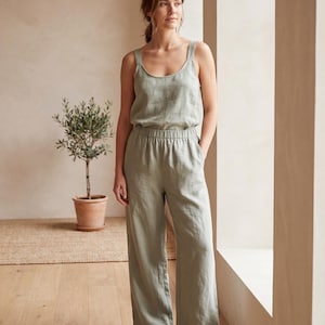 Op de afbeelding: Een saliegroene tweedelige set bestaande uit een mouwloze tanktop met een ronde halslijn en een wijde broek met een elastische tailleband. Het kledingstuk is gemaakt van een gestructureerde stof en heeft een losvallend silhouet.