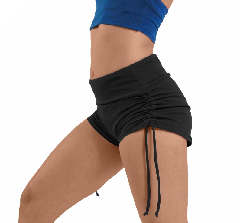 Op de afbeelding: Zwarte sport shorts met een trekkoord aan de zijkant. De shorts zijn gemaakt van een zachte, rekbare stof en hebben een comfortabele pasvorm.