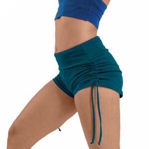 Op de afbeelding: Turquoise sport shorts met een trekkoord aan de zijkant. De shorts zijn gemaakt van een zachte, rekbare stof en hebben een comfortabele pasvorm.