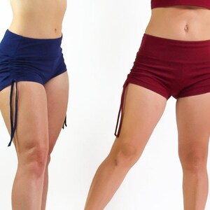 Op de afbeelding: Twee paar dames sport shorts met trekkoord. Een paar is donkerblauw en het andere is bordeaux.