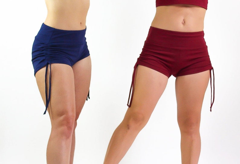 Op de afbeelding: Twee paar dames sport shorts met trekkoord. Een paar is donkerblauw en het andere is bordeaux.
