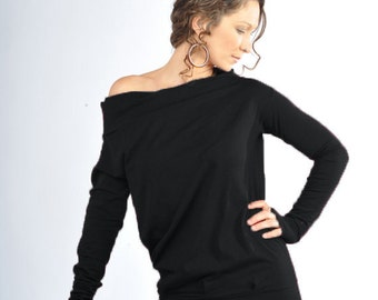 Longsleeve with thumbholes- Relaxed Longsleeve- cold shoulder top- baggy black top- warm fall tops- girlfriend yoga gifts- casual classy top