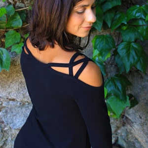 Haut noir à manches longues pour femmes- haut attrape-rêves- manches longues pour femmes- haut à épaules dénudées- hauts noirs à lanières- chemisier noir- hauts noirs