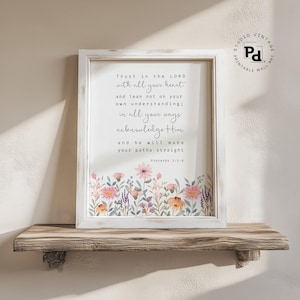 Puede incluir: Una lámina de arte enmarcada en blanco con el versículo bíblico Proverbios 3:5-6 en tipografía negra serif y manuscrita. La parte inferior de la lámina está decorada con una ilustración en acuarela de flores silvestres rosas, naranjas y moradas.