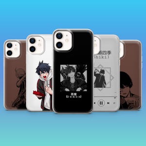Könnte beinhalten: Fünf transparente Smartphone-Hüllen mit verschiedenen Anime-Illustrationen. Eine Hülle zeigt einen schwarzen Hintergrund mit einer Figur und dem Text "Demon" auf Japanisch und Englisch. Eine weitere Hülle zeigt eine Musik-Player-Oberfläche.