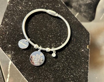 Armband mit süßen Familienanhängern aus Edelstahl, silberne Schlangenkette, personalisierter Familienschmuck, Muttertagsgeschenk, bedeutungsvoller Talisman für frischgebackene Mütter