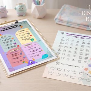 以下が含まれることがあります： クリップボードに挟まれたモンスターの混沌管理計画表、モンスター飼い慣らし報酬バッジシート、パステルカラーの星型ステッカーを含むデジタル印刷可能なバンドル。書類にはカラフルなモンスターのイラストとテキストが記載されています。