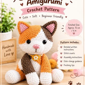 Puede incluir: Un patrón de ganchillo para un amigurumi de gato calicó de studiogirlPK. La imagen muestra un gato terminado en blanco, naranja y marrón con ojos negros y nariz rosa, con un collar de flor amarilla. El texto incluye 'Calico Cat Amigurumi', 'Finished Size: Approx. 15 cm' y 'Pattern includes: Detailed written instructions, Stitch counts, Assembly instructions, Color-change guidance, Finishing tips'.