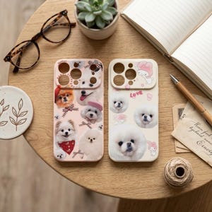 Può includere: Due cover rettangolari per telefono con stampe fotografiche di soffici cani di razza Pomerania bianchi e marroni. La cover sinistra ha uno sfondo rosa con cani che indossano fiocchi. Quella destra è color crema con il testo Love e My Melody.