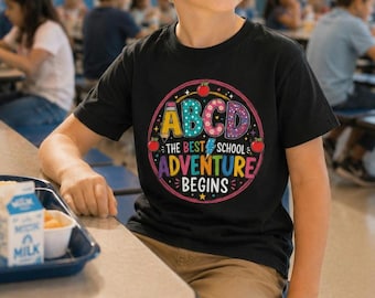 ABCD-Abenteuer beginnt – T-Shirt, Schulanfangs-T-Shirt für Kinder, T-Shirt für den ersten Schultag, Vorschul- und Kindergarten-T-Shirt, süßes Unisex-Geschenk für Kinder