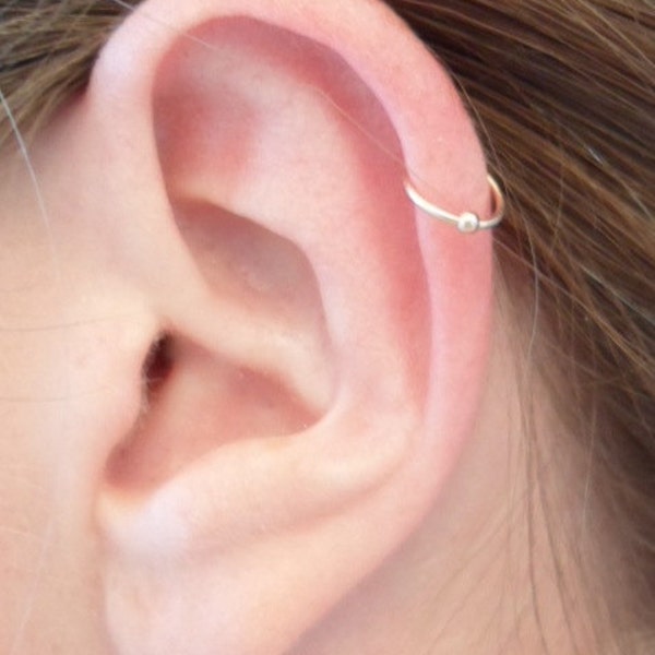 Boucle d'oreille simple anneau + PERLE, oreille, Cartilage, nez, lèvres, en fil d'Or jaune rempli (filled). Hypoallergénique.