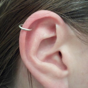 Ear cuff (bague d'oreille) simple anneau, oreille, Cartilage, nez, lèvres, fil argent sterling 16 GAUGE. Faux perçage. Oreilles non-percées.
