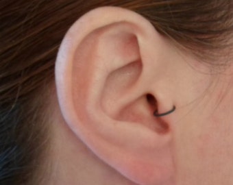 Boucle d'oreille simple anneau 22, 20 ou 18 gauge, oreille, Cartilage, nez, lèvres, en fil Niobium Couleur noir (granite). Hypoallergénique.