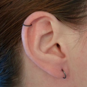 Single hoop earring 22, 20 or 18 gauge, ear, cartilage, nose, lips, in Niobium wire Black color (granite). Hypoallergenic.