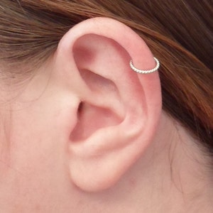 Ear cuff (bague d'oreille) simple anneau, oreille Cartilage, nez, lèvres, en fil d'argent sterling Torsadé. Faux piercing. Hypoallergénique.