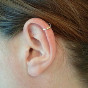 Boucle d'oreille simple anneau en fil argent Sterling avec perle or, oreille, Cartilage, nez, . Hypoallergénique.
