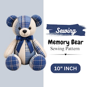 Pode incluir: Um urso de pelúcia de 10 polegadas de altura feito de um patchwork de tecido xadrez azul e tecido bege. O urso tem olhos de botão pretos, nariz e boca bordados e um laço de cetim azul escuro. O texto diz Sewing Memory Bear Sewing Pattern.