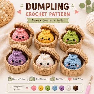 Puede incluir: Un patrón de ganchillo titulado DUMPLING CROCHET PATTERN que muestra seis pequeñas figuras de dumplings coloridas y sonrientes en cestas de color canela. El texto incluye Make, Crochet, Smile, Easy to Follow, Step Photos, PDF File, Quick & Fun.