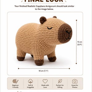 Op de afbeelding: Een gehaakte capybara amigurumi met een lichtbruin garen lichaam en een donkerbruine snuit en voeten. Het speelgoed heeft gesloten ogen en een kleine, zwart geborduurde neus. Het meet 15 cm in hoogte en 18 cm in lengte volgens de markeringen.