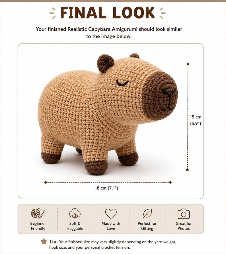 Op de afbeelding: Een gehaakte capybara amigurumi met een lichtbruin garen lichaam en een donkerbruine snuit en voeten. Het speelgoed heeft gesloten ogen en een kleine, zwart geborduurde neus. Het meet 15 cm in hoogte en 18 cm in lengte volgens de markeringen.
