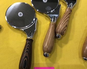 Cortador de pizza artesanal con mango de madera, resistente y afilado.