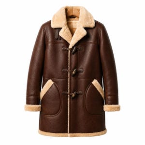 Op de afbeelding: Een donkerbruine jas met een gladde buitenkant en een dikke, lichtbeige shearling voering. De jas heeft een brede kraag, lange mouwen met shearling boorden, twee grote voorzakken en drie houten knevelsluitingen aan de voorzijde.