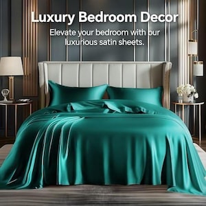 Pode incluir: Uma cama com lençóis de cetim em tom verde-azulado profundo e duas almofadas a condizer, perante uma cabeceira estofada clara. A imagem inclui o texto: Luxury Bedroom Decor. Elevate your bedroom with our luxurious satin sheets.