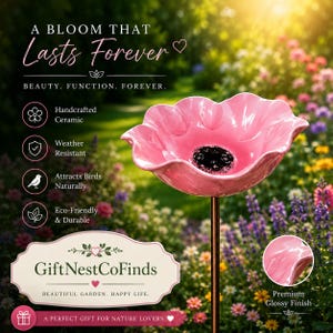 Puede incluir: Un ba&ntilde;o para p&aacute;jaros de cer&aacute;mica rosa con forma de flor y centro oscuro, montado sobre una fina estaca de metal. El texto dice A BLOOM THAT Lasts Forever, BEAUTY. FUNCTION. FOREVER., GiftNestCoFinds, BEAUTIFUL GARDEN. HAPPY LIFE. A PERFECT GIFT FOR NATURE LOVERS.