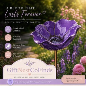 Puede incluir: Un ba&ntilde;o para p&aacute;jaros de cer&aacute;mica morada con forma de flor, montado sobre una fina estaca de metal. El texto dice: A BLOOM THAT Lasts Forever, BEAUTY. FUNCTION. FOREVER., Handcrafted Ceramic, Weather Resistant, Attracts Birds Naturally, Eco-Friendly & Durable.
