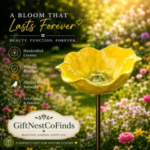 Puede incluir: Un ba&ntilde;o para p&aacute;jaros de cer&aacute;mica de color amarillo brillante con forma de flor, montado sobre una fina estaca de metal. El texto en la imagen dice: A BLOOM THAT Lasts Forever, BEAUTY. FUNCTION. FOREVER., Handcrafted Ceramic, Weather Resistant, Attracts Birds Naturally, Eco-Friendly & Durable, GiftNestCoFinds, BEAUTIFUL GARDEN. HAPPY LIFE., A PERFECT GIFT FOR NATURE LOVERS.