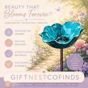 Puede incluir: Un ba&ntilde;o para p&aacute;jaros de cer&aacute;mica color turquesa en forma de flor sobre una varilla met&aacute;lica delgada. El texto dice: BEAUTY THAT BLOOMS FOREVER, HANDCRAFTED. THOUGHTFUL. TIMELINE. HANDCRAFTED CERAMIC, WEATHER RESISTANT, ATTRACTS BIRDS, GIFTNESTCOFINDS.