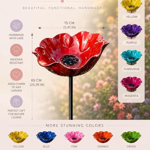 Puede incluir: Un ba&ntilde;o para p&aacute;jaros de cer&aacute;mica hecho a mano con forma de amapola roja sobre una estaca de metal negro. El cuenco mide 15 cm de di&aacute;metro y la altura total es de 65 cm. Las opciones de color adicionales incluyen amarillo, morado, turquesa, magenta, azul, rosa, naranja y verde.