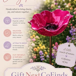 Puede incluir: Un ba&ntilde;o para p&aacute;jaros de cer&aacute;mica color magenta brillante sobre una estaca de metal delgada. El texto dice Beauty in Every Petals, Handcrafted, Weather Resistant, Attracts Birds, Eco-Friendly & Durable, A little touch of nature. A lifetime of joy. GiftNestCoFinds.