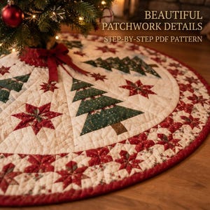 K&ouml;nnte beinhalten: Ein runder, gesteppter Weihnachtsbaumteppich mit einem Patchwork-Design aus gr&uuml;nen Tannenb&auml;umen und roten Sternen auf cremefarbenem Grund. Der Rand ist mit einem rot-cremefarbenen Sternmuster versehen und der Teppich wird mit einem roten Band gebunden. Text: BEAUTIFUL PATCHWORK DETAILS STEP-BY-STEP PDF PATTERN.