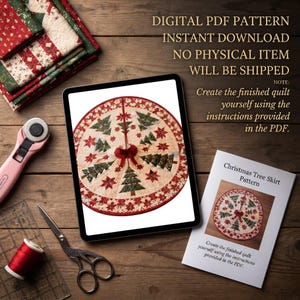 K&ouml;nnte beinhalten: Ein digitales PDF-Schnittmuster f&uuml;r eine runde Weihnachtsbaumdecke mit gr&uuml;nen Tannenb&auml;umen und roten Weihnachtssternmotiven auf cremefarbenem Grund. Das Tablet zeigt das Design, begleitet von einer Anleitung, einer Schere und Garn.