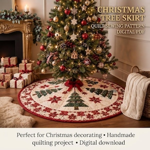 K&ouml;nnte beinhalten: Ein runder, gesteppter Weihnachtsbaumteppich mit einem Muster aus gr&uuml;nen Tannenb&auml;umen und roten Sternen auf cremefarbenem Grund mit rotem Rand. Der Text CHRISTMAS TREE SKIRT QUILT SEWING PATTERN DIGITAL PDF ist oben rechts zu sehen.