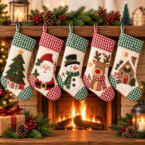 Puede incluir: Cinco calcetines navideños acolchados colgados en fila, con diseños aplicados de un árbol, Santa Claus, un muñeco de nieve, un reno y una casa de jengibre. Cada calcetín tiene un cuerpo acolchado color crema con puños y puntas de cuadros rojos o verdes.