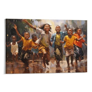 Könnte beinhalten: Ein Leinwanddruck, der eine Gruppe von sechs Kindern zeigt, die im Regen rennen und spielen. Die Kinder tragen bunte Hemden, darunter gelbe, orangefarbene und weiße, und lachen mit erhobenen Armen in einer fröhlichen, energiegeladenen Szene.