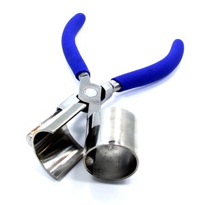 Könnte beinhalten: Zange mit blauen Griffen und zwei Metallringen, einer offen und einer geschlossen. Die Zange wird zum Schmuckmachen verwendet.