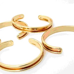 Brazaletes en blanco con canal chapado en oro brillante de 3/8 de pulgada (paquete de 4)