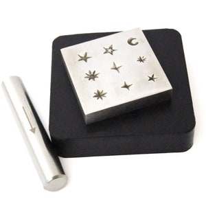 Puede incluir: Un juego de estampado de metal con una variedad de formas de estrellas y medias lunas. El juego incluye un bloque de metal con las formas y un martillo de metal.