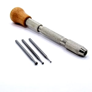 Draadrondstukset met 3 maatbekers en houten bankschroef aan de bovenkant