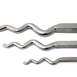 Puede incluir: Tres herramientas de metal plateado con forma ondulada y serpentina. Las herramientas son de diferentes tamaños y tienen un mango cuadrado.